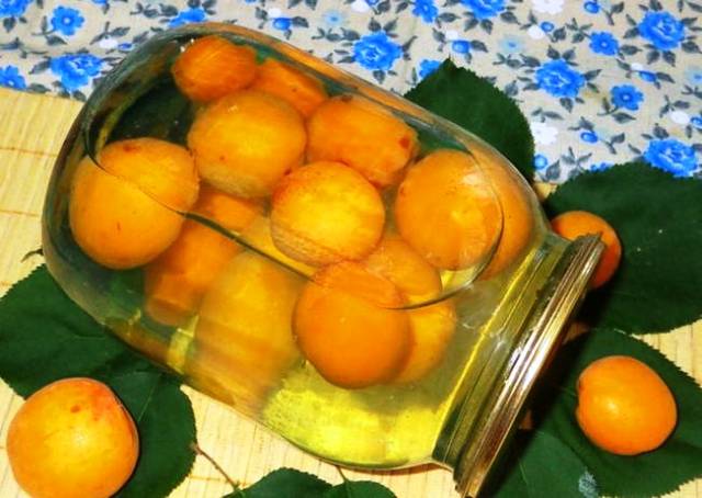 Классический компот из абрикосов с косточками в банках