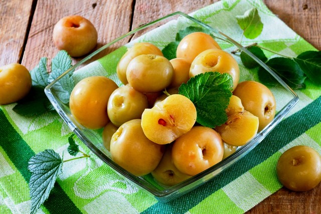 Корзина свежих яблок для мочения
