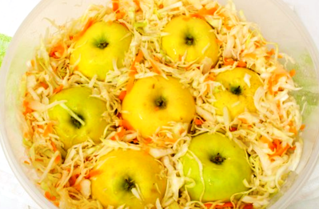 Яблоки с капустой в банке