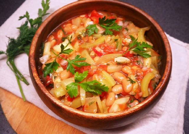 Салат с кабачками и фасолью