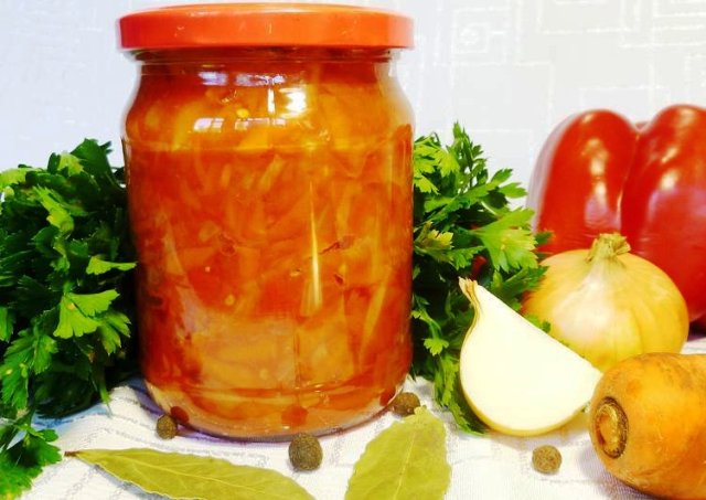 Салат из помидоров, моркови и перца в банках