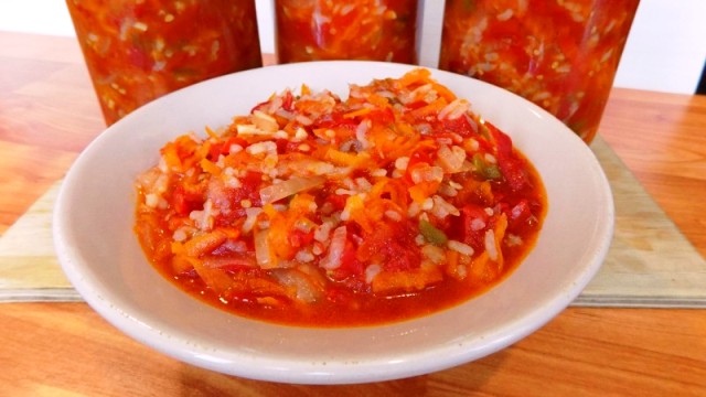 Салат с рисом, помидорами и болгарским перцем в банке