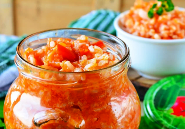 Сытный салат с рисом и овощами