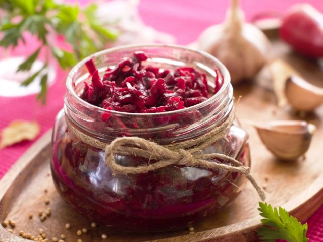 Маринованная свекла в стеклянных банках