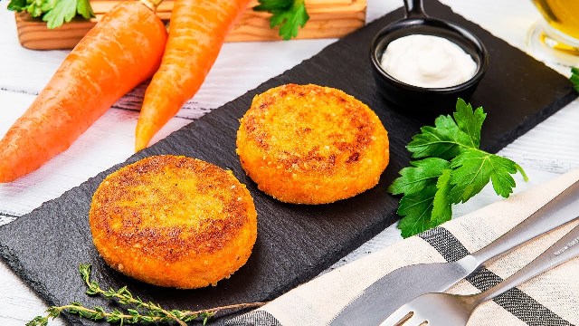 Сәбіз котлеттері: ең қарапайым және ең дәмді рецепттер