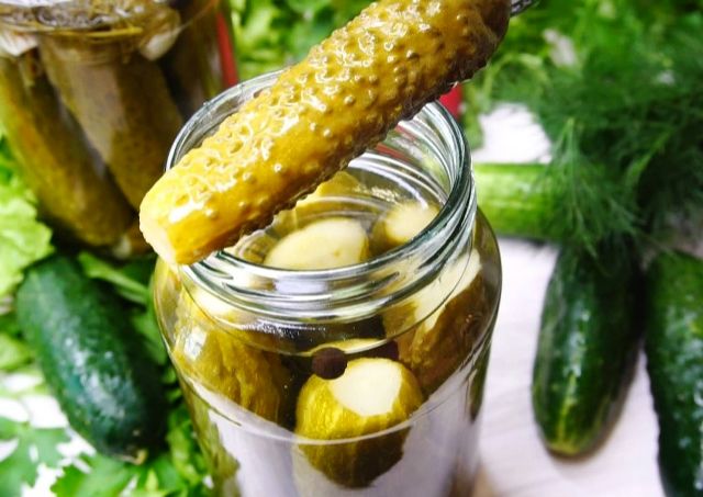 Классические маринованные огурцы в банке