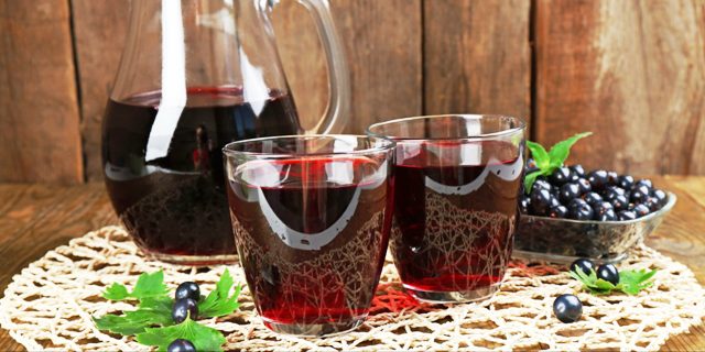 Свежесобранная черная смородина для приготовления компота