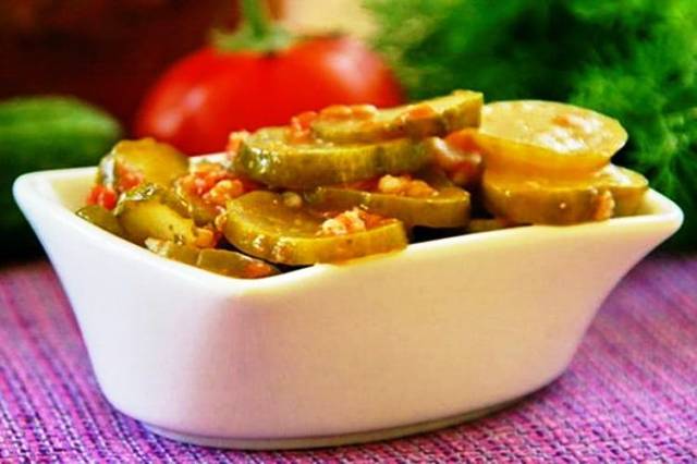 Огуречный салат по-грузински с томатами и чесноком