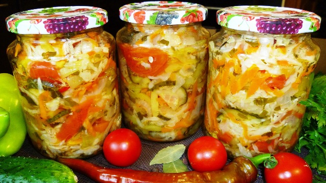 Овощное ассорти из огурцов и других овощей