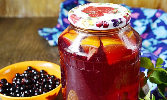 Банка компота из смородины с дольками апельсина