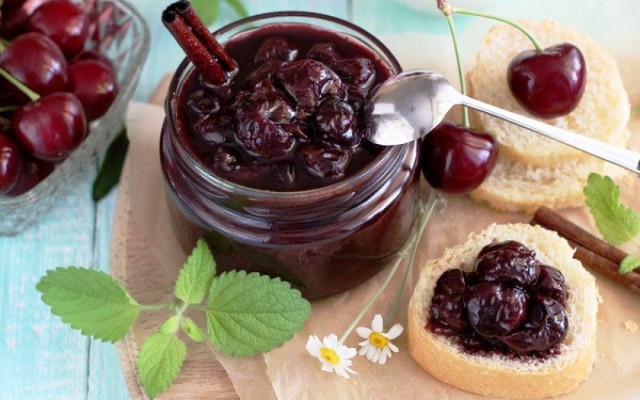 Варенье из темной черешни с желейной структурой