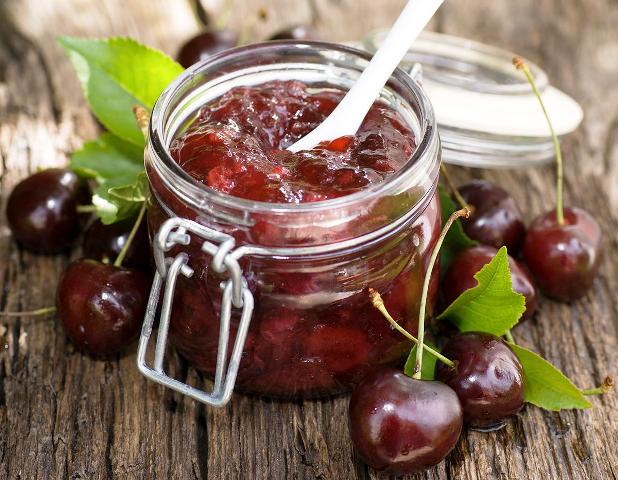 Свежесваренное варенье из черешни в банках