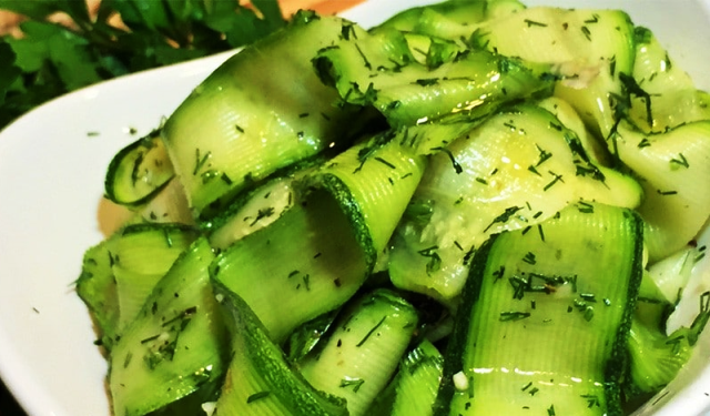 Быстрая закуска из кабачков в банке
