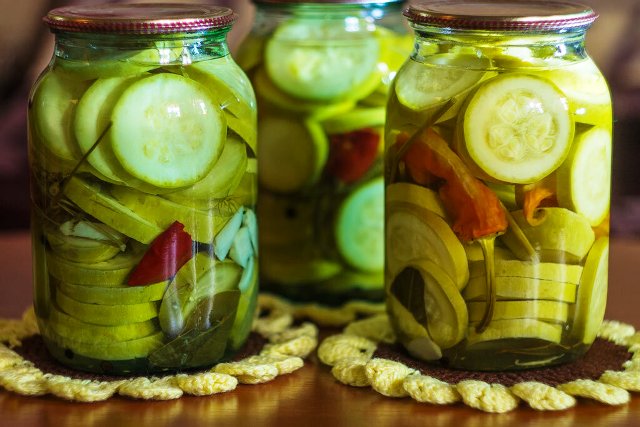 Хрустящие маринованные кабачки в стекле