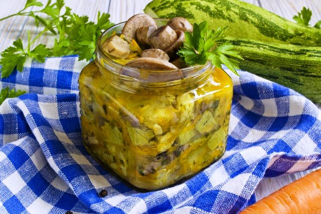 Салаты из цукини на зиму 2026 года: 13 простых и вкусных рецептов