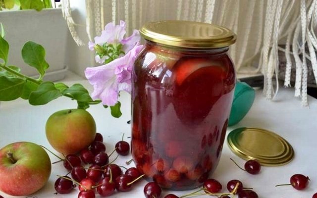 Компот из яблок и вишни