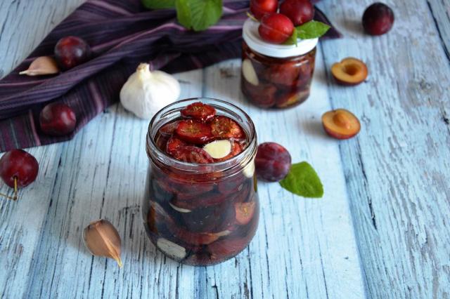 Фаршированные чесноком маринованные сливы