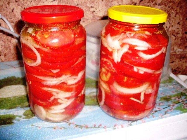 Банки с салатом из розовых томатов с луком