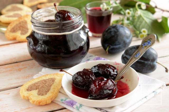 Целые сливы в сиропе