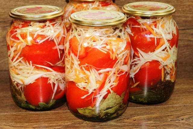 Ассорти из помидоров и капусты