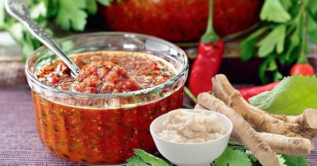 Сырая аджика с хреном в банке
