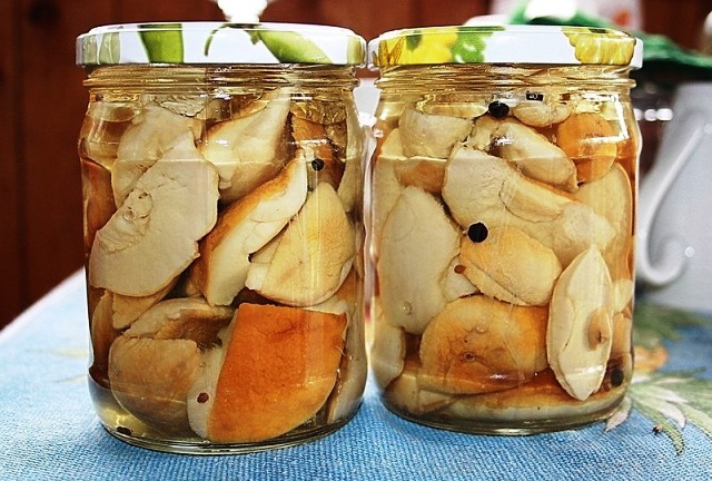 Классические маринованные белые грибы в банках