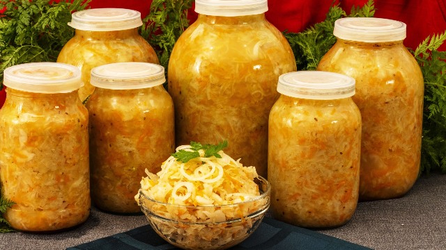 Процесс нарезки капусты для засолки
