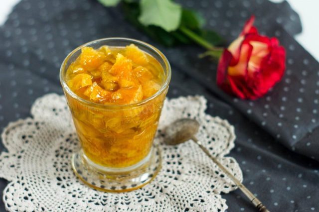 Из кабачка приготовляют не только закуски, но и десерты: пирожные, кексы, торты, пастилу, варенье и джем. Он хорошо сочетается с любыми фруктами и ягодами.