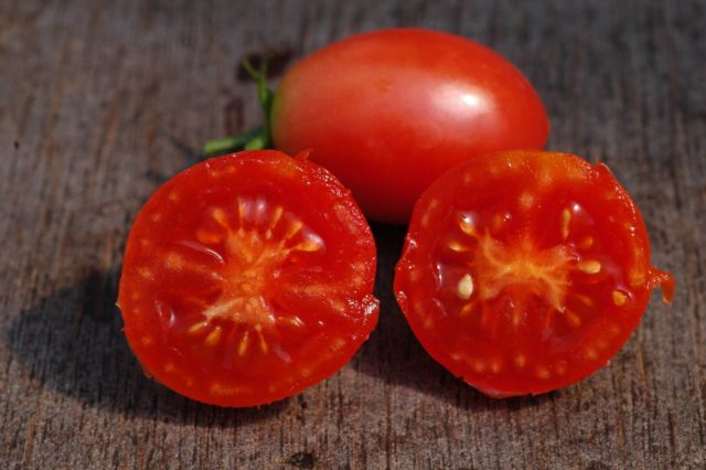 Вкус у Чио-чио-сан сладкий, приятный, с фруктовыми нотками. Плоды не трескаются, хорошо хранятся, подходят для консервирования целиком. Плоды томата Чио-чио-сан в разрезе