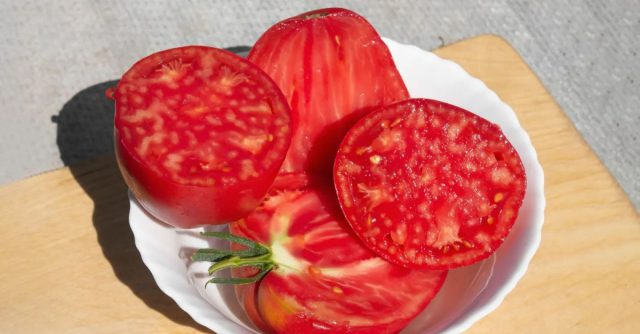 Вкус у Буденовки отличный — сладкий, сочный, мясистый, мало семян. Это классический салатный томат, из которого получаются идеальные нарезки. Плоды томата Будёновка в разрезе