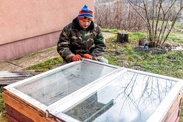 Мини-парник из старых оконных рам