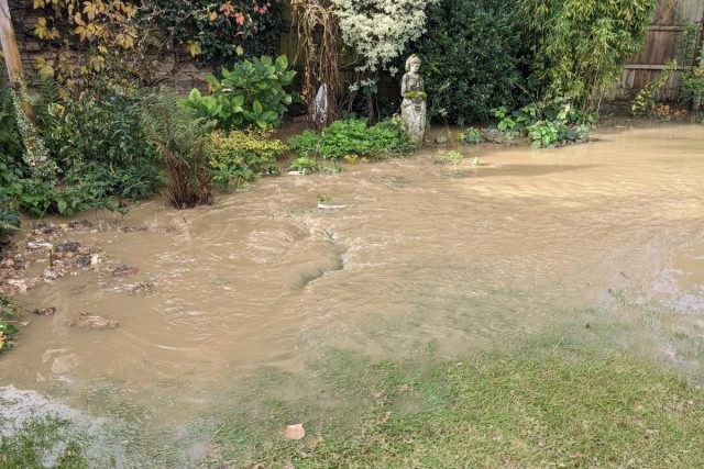 Отвод лишней воды с помощью дренажных канавок