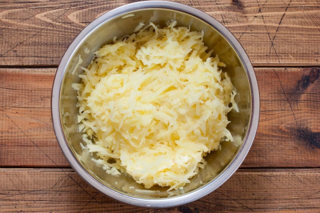 Измельчение картофеля для компоста