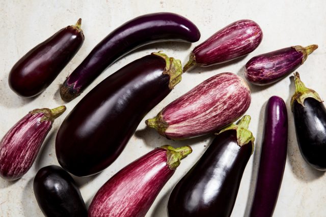 Баклажаны (в народе их часто называют «синенькие») по вкусу напоминают кабачки, только с более острым, выраженным вкусом.