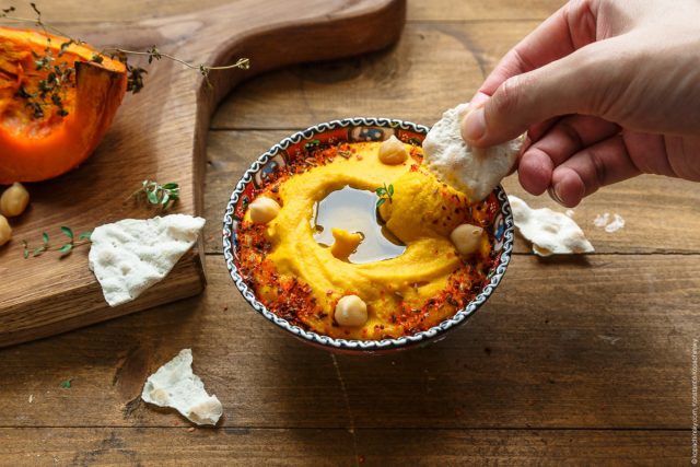 Тыквенный хумус хорош и для перекусов, и для праздничного стола Тыквенный хумус хорош и для перекусов, и для праздничного стола
