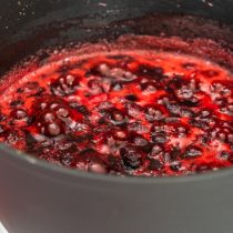Много лет назад мы открыли для себя всю прелесть использования для маринования мяса забродившего варенья. Которое в хозяйстве нет-нет да случается