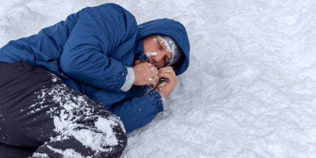 Не следует двигать руками и ногами переохлажденного человека, например, пытаясь снять мокрую одежду. Не следует двигать руками и ногами переохлажденного человека, например, пытаясь снять мокрую одежду.