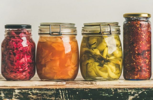 Так как квашение - это «живой продукт», в процессе длительного хранения он теряет полезные вещества