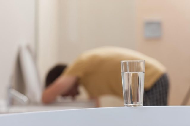 Дать выпить отравившемуся человеку литр воды (если не получается – минимум 2 стакана) комнатной температуры и вызвать рвоту. Оказание первой помощи при отравлении грибами