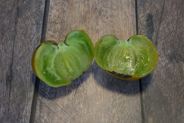 У сортовых зеленых помидоров вкус зависит от сорта, зачастую зеленые помидоры имеют необычные фруктовые оттенки и сладкий вкус, некоторые сорта кисловатые или терпкие.