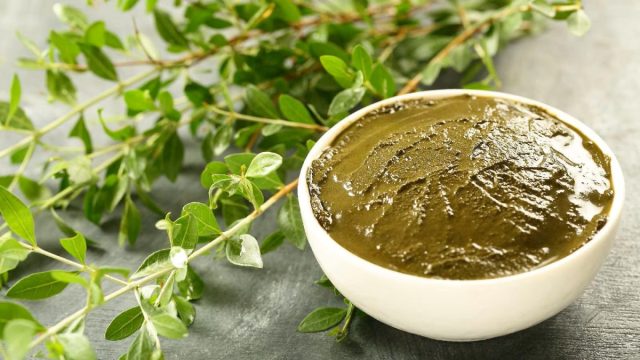 Подготовка порошка хны из сухих листьев